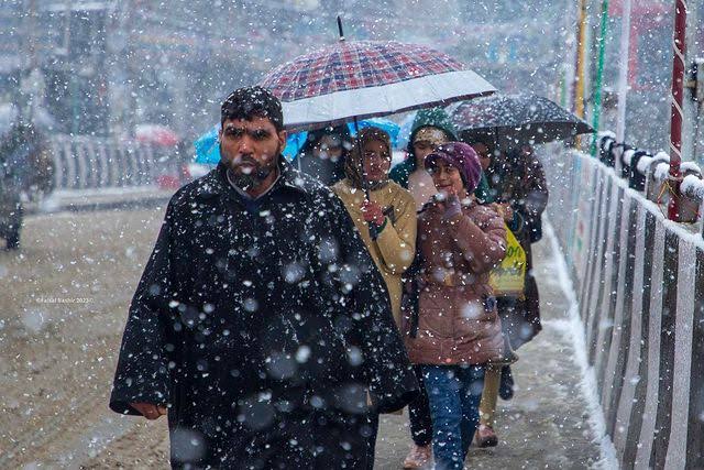 Finally Season’s First Moderate to Heavy Snowfall in Plains of Kashmir : MET