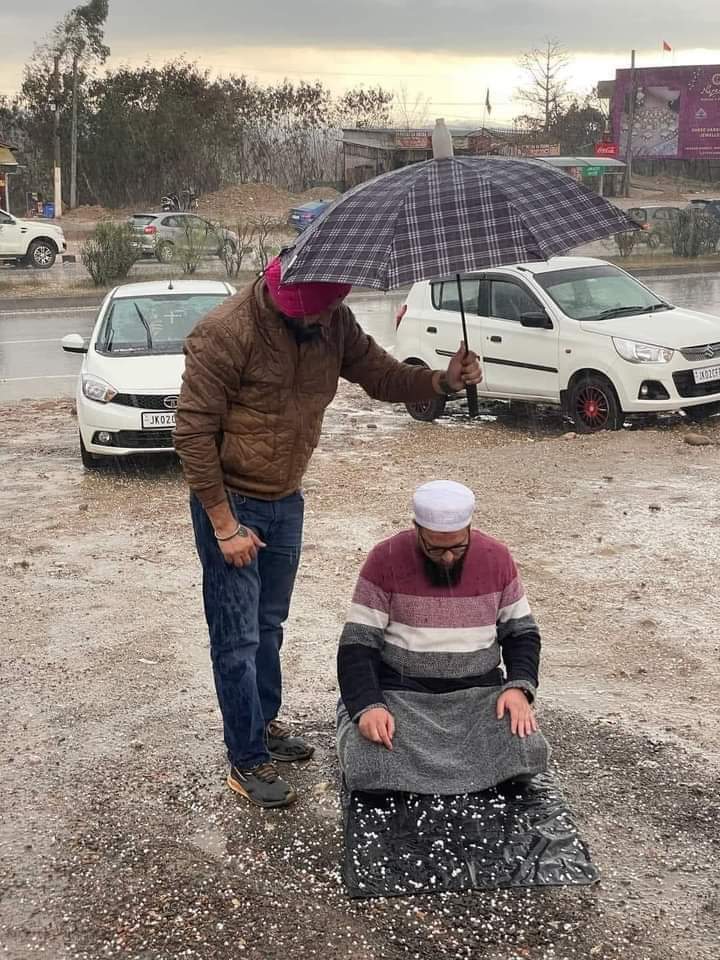 Heartwarming: Sikh man holds umbrella in hailstorm for praying Muslim
